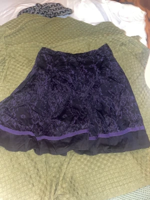 Cool kjol - Fodrar svart och mörklila kjol 