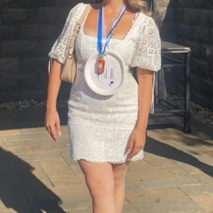 Klänning, student  - Säljer min fina student klänning som är väldigt bra kvalitet i storlek 38