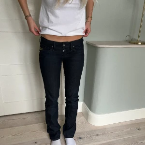 G-star jeanse - Snygga vintage jeans!💕  Midjemått( rätt över): 36cm Inerbenslängd: 84cm Lårmått ( rätt över):23cm    Köp gärna via ”KÖP NU”💖 Skriv ifall ni har några frågor eller funderingar // perfectjeans🫶