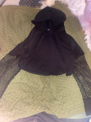 Cool hoodie med fishnet - Hyfsat oanvänd i nyskick
