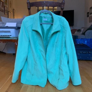 Grön jacka  - Jätte fin grön jacka som är prefekt till våren eller hösten, älskar dne men kommer inte till användning längre, sista bilden ger rätt beskrivning av färgen❤️