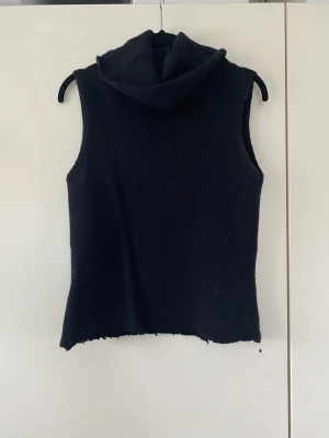Polotröja utan ärmar - Stickad topp med polokrage, i bra kvalitet 