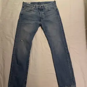 Säljer dessa Levis 501 jeans då de är för små. Inte använda mer än 4 gånger. Skick 9/10 inga deffekter. Lägg gärna prisförslag och skriv dm vid frågor.