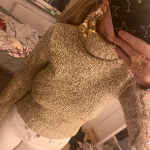 Stickad polotröja - Såå snygg grovstickad polotröja, endast använd ett fåtal gånger💓Den är mer beige i verkligheten än på bild!