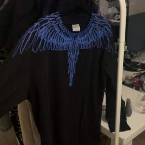 Säljer/byter nu min Marcel Burlon tröja som är köpt på Vestaire för 2600kr, vid frågor eller med bilder skriv till mig 🙏(OBS sitter som M) 