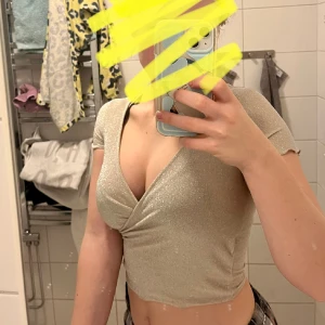 Topp - En väldigt fin topp som är perfekt för nyår/ fest! ☺️ köptes från hm för ett år sedan men är endast använd 1 gång. Storleken är xs men passar mig som är S-M