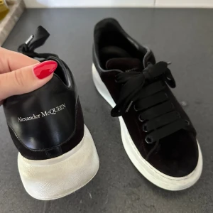 Alexander Mcqueen  - Säljer mina svarta valvet Alexander mcqueen skor. Storlek 37.5. Skulle säga att dem är stora i storleken. Jätte fint skick. Använda men ser fortfarande otroligt frächa ut. Snygga, passar till allt. Sko låda medföljer. Pris kan diskuteras vid snabb affär❤️‍🔥 