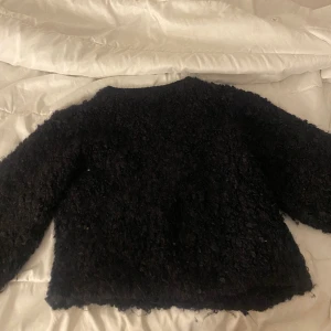 Svart stickad tröja  - Köpt på zara, använd en gång❤️den är som ny! Varm och skön att ha nu till vintern❤️Org pris 499kr