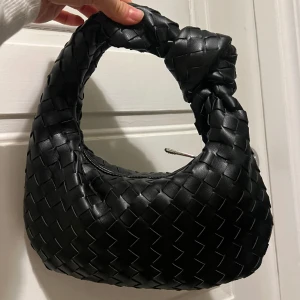 Bottega liknande väska 🤍 - Superfin Bottega kopia som jag tyvärr inte får så mycket användning av 🤍Bra kvalité och finns inga tecken på användning! Storleken likar den lilla Bottega Veneta väskan 🥰 Nypris: ca 2000 kr