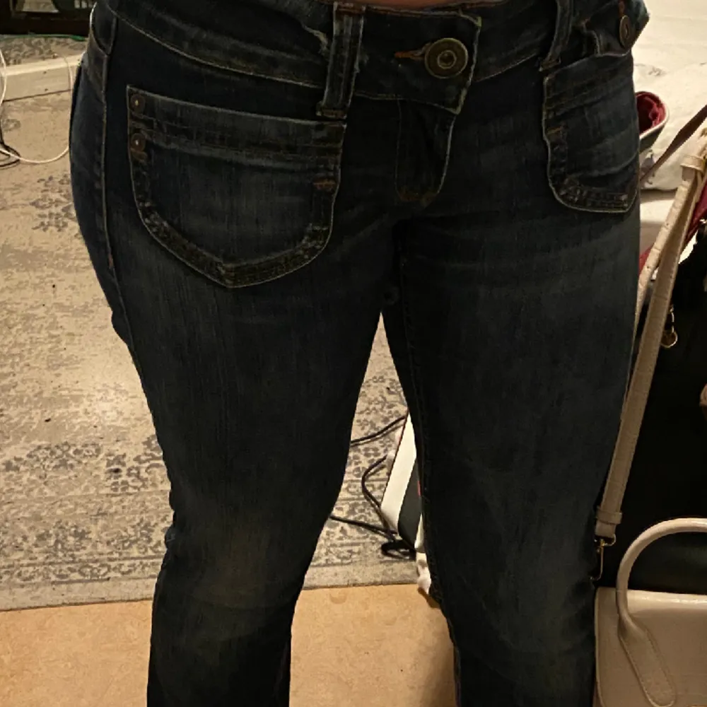 Säljer mina fina jeans från Only💖, med fickor fram och bak. Jensen är lågmidjade, den är i fin skick men lite slitet vid nedre bakdel. Jag är 161 och den får plats på mig men lite lång. Den är i storlek 32-36 står det. Vid flera bilder/frågor skriv.. Jeans & Byxor.