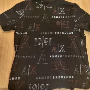 AX t-shirt - Armani exchange t-shirt i bra skick.
