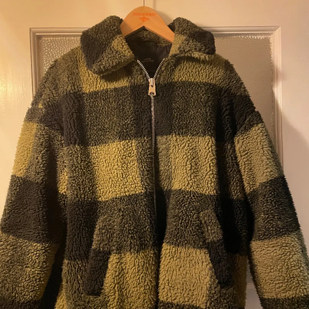 Storlek XS. Väl använd, lite nopprig, men inget man tänker på avsevärt. Oversized, så passar S och även M beroende på hur man vill att den ska sitta. Väldigt varm och skön på vintern 🥰. Takit.