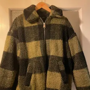 Storlek XS. Väl använd, lite nopprig, men inget man tänker på avsevärt. Oversized, så passar S och även M beroende på hur man vill att den ska sitta. Väldigt varm och skön på vintern 🥰