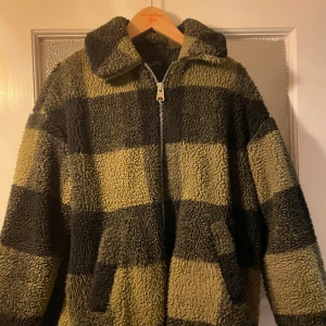 Jacka från Urban Outfitters - Storlek XS. Väl använd, lite nopprig, men inget man tänker på avsevärt. Oversized, så passar S och även M beroende på hur man vill att den ska sitta. Väldigt varm och skön på vintern 🥰