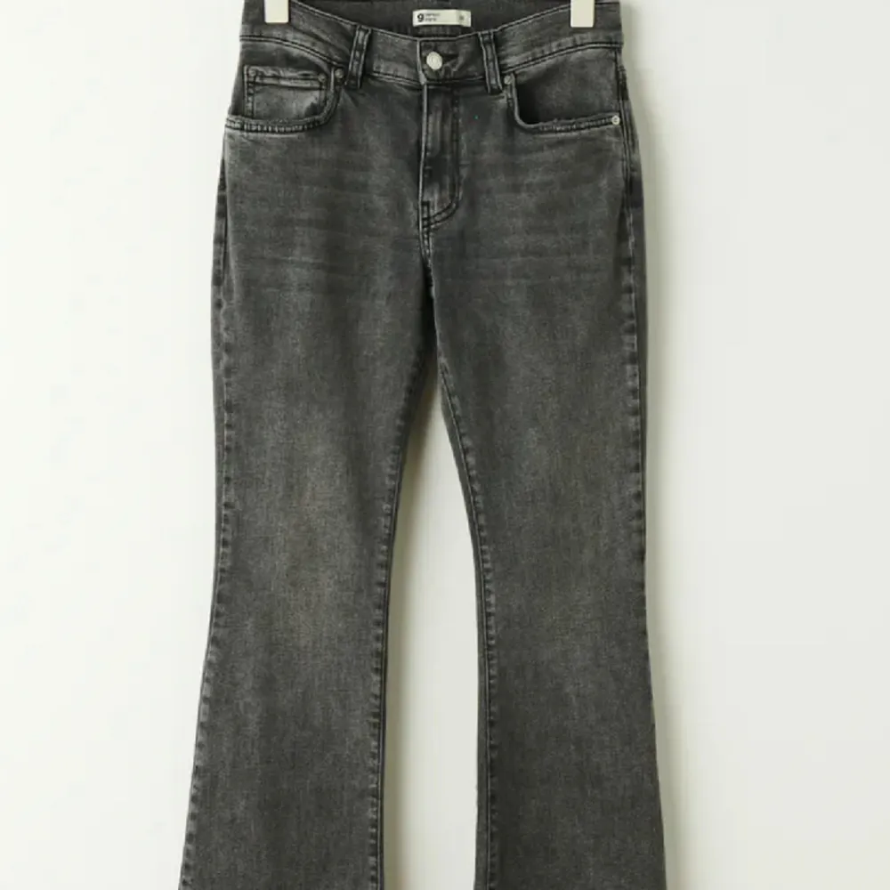 Super fina lågmidjade jeans i mycket fint skick, säljer då dom inte passar längre. . Jeans & Byxor.