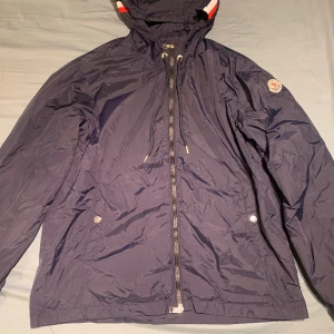 Moncler Windbreaker - Hej säljer nu min moncler windbreaker i Size 2 (medium)  Använd 4 gånger  Kvitto finns 