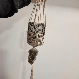 Rökkvarts ampel, handgjord - Egen virkad ampel med rökkvarts hängande Rekomenderar batteridrivet ljus om man vill ha lite mys eller en mindre växt. Perfekt i fönster, på gardinstången, hylla. Får plats och passar in i princip överallt. Ca 40 cm. Frakt från 45