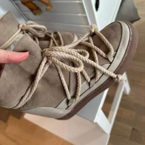  Inuikii beige boot med en liten ”inbyggd”  klack. Storlek 39. Jättefina höst/vinter skor som endast är använda en gång (alltså i nyskick). Köpta för 3500 kr. Säljs för 2000 inkl frakt eller hämtas i Malmö 🫶🏼