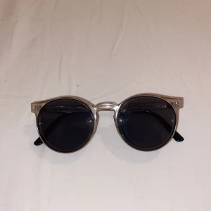 Klassiska solglasögon  - Klassisk tidlös modell med genomskinlig ram från Spitfire England