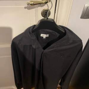 Svart Martinelli skjorta i storlek L (41/42)  Finns i södra Stockholm, köparen står för eventuell frakt.