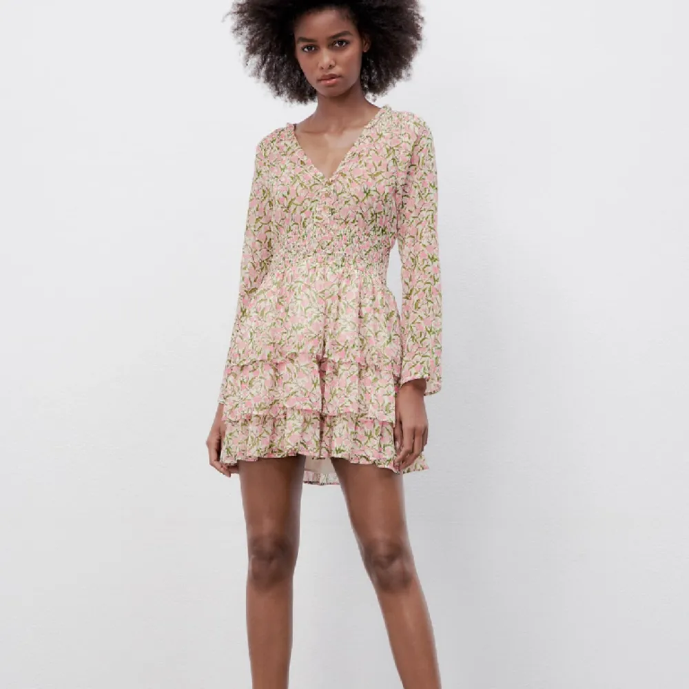 En jätte fin sommar klänning från Zara. 🌷 Använt en gång  Köparen står för frakten 🩷. Klänningar.