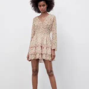 En jätte fin sommar klänning från Zara. 🌷 Använt en gång  Köparen står för frakten 🩷