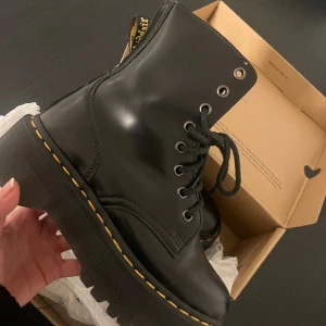 DR MARTENS  - Snörade kängor Jordan svart. Nästan oanvsönda och nya. Ordinarie pris 2400kr. Fler bilder vid förfrågan. 