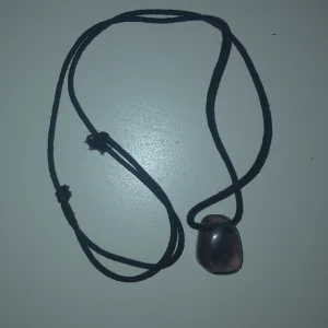 Kristall halsband - En lila och blå sugulit sten som symboliserar och stöten kärleken och helhet. Justerbart i nacken