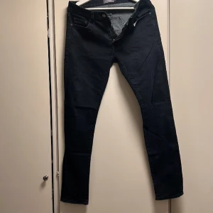 Jeans - Perfekt skick knappt använda. Storlek är 30/32, nypris 600. Hör av er vid frågor 