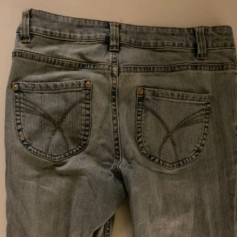 Snygga lågmidjade jeans i storlek s - m ! Passar någon upp till 165cm och de säljs då de knappt används. . Jeans & Byxor.
