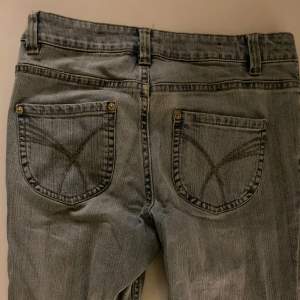 Snygga lågmidjade jeans i storlek s - m ! Passar någon upp till 165cm och de säljs då de knappt används. 