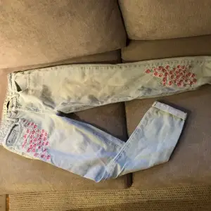 Söta jeans med rosa blommor storlek S passar XS/S. Mom fit 
