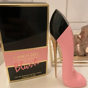 Carolina herrera parfym - 30 ml använd några sprut 