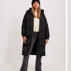 Lång jacka - Jacka från Noisy May. Prislapp kvar.  Storlek xs. Passar även mig som brukar ha storlek m eftersom den är oversized. Varm jacka som passar under vintern. Säljer pga har annan jag använder i annan färg. Ej min bild men sitter samma på mig i xs. Jag e 170cm
