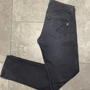 Dondup jeans  - Tjenare! Säljer nu mina snygga bomullsjeans från dondup! Riktigt trendiga jeans som sitter slimfit. (Modellen är 185cm lång och väger 65kg)  Nypris:3000 skick:9/10  !Skriv till mig vid minsta fundering!