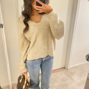 Beige stickad tröja med spets  - Jätte fin och mysig tröja🤎