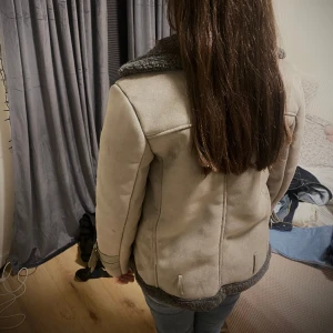 Höst Jacka - pris kan diskuteras!:)säljer min jacka från gina eftersom den kommer inte komma till nytta, använt ett par gånger men fortfarande i fint skick, Storlek M men sitter mer som S, om du har frågor hör av dig utan tvekan💕💕