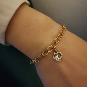 Armband- mässing och kubisk zirkonia - Simpel design med kedja i mässing och hjärtberlock med kubisk zirkonia💖