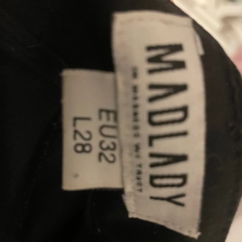 Madlady kostymbyxor i fint skick 💕 det är stråväck💕 säljer då jag vill ha en längre längd!💕. Jeans & Byxor.