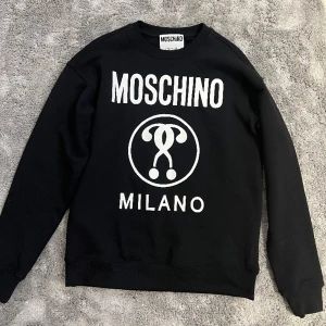 Svart Moschino Sweatshirt - Storlek M. Som helt ny utan taggar. Köpt på NK.