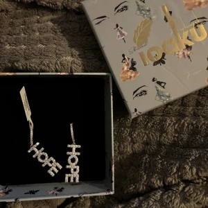 Ioaku örhängen HOPE - säljer mina örhängen från ioaku med motivet HOPE då jag hade fått en felbeställning och inte hann returnera, aldrig använda och har lappen samt original förpackning kvar. Helt slutsålda på hemsidan och köpta för 599kr🌟 Priset går att diskutera🙏🏼