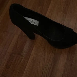 Sko - Mocka , klack 12cm, utan tå. Endast provade