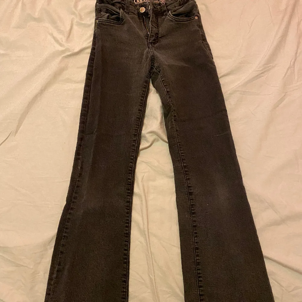 Ett par bootcut jeans va från början svarta men dom har bleknat lite men ser ändå bra ut. Jeans & Byxor.