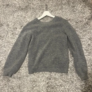 Stickad tröja - Säljer denna super mysiga stickade tröjan då den inte kommer till användning. Använd ett fåtal gånger. Skriv om du undrar något. Det går bra att klicka på köp nu😊