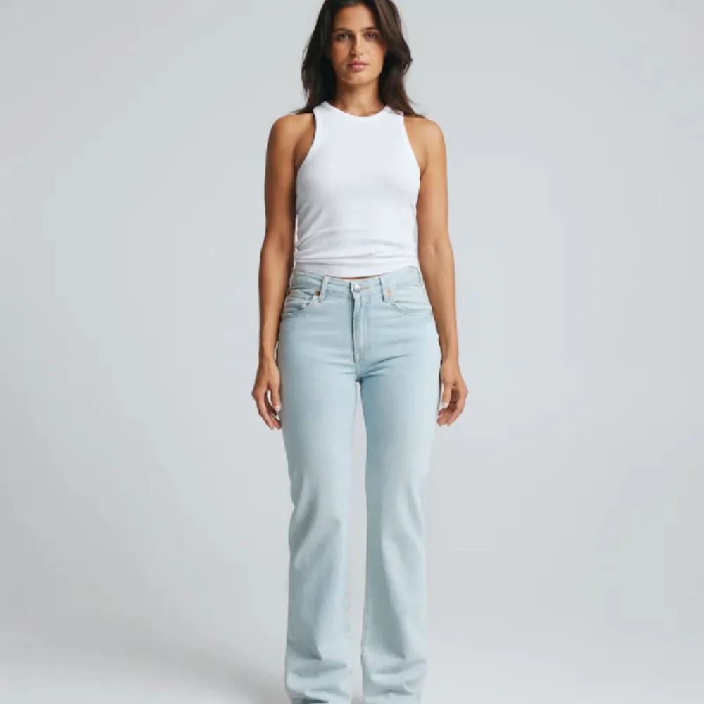 Hej! Säljer mina never denim jeans från bikbok. Inga större defekter än att fickorna är lite nötta, men inget man tänker på💞 Nypris: 700kr . Jeans & Byxor.