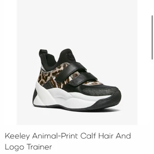 Nya Michael kors trainers 36 - Nya! Dock defekt kartong man får välja själv om man vill ha den med skickad.  Fin julklapp!  Nypris: 2100kr   Orderbekräftelse kan visas för att styrka äkthet! 