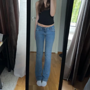 mavi jeans - KAN FIXA FRI FRAKT! säljer dess bootcut low/mid-rise mavi jeans då dem inte kommer till användning. de är knappt använda och har inga slitningar. nypris 719. innerbenslängd 83 cm, midjemått 36cm tvärs över. passar bra på mig som är 173 💞 skriv vid frågor 