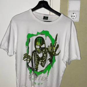 Fetaste Monster Tröjan🙏🏻🙏🏻 - Fetaste monster tröjan som jag inte använder. Avklippt XXL så den passar typ som en kortare M. 57cm från nacken till längst ner. Kan gå ner lite i pris så skicka bud😷😷💯