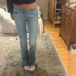 Så fina lågmidjade ljusblå bootcut jeans! Jag är cirka 175 cm och brukar ha XS/S. Innerbensmått 85cm, midjemått tvärs över 36cm