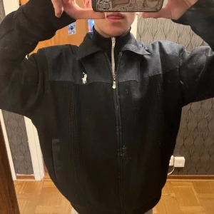 Ralph lauren jacka - As skön Ralph jacka, med en skön mörkblå färg…pris kanske kan diskuteras🤙🥰